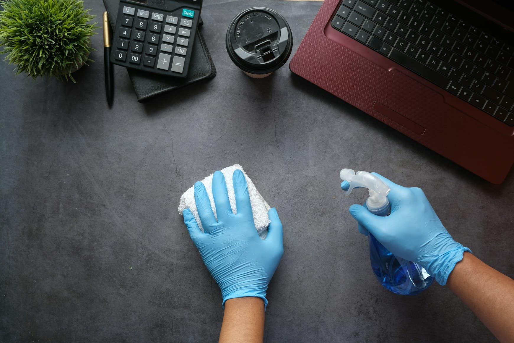 Professionele schoonmaak van een bureau in een kantooromgeving